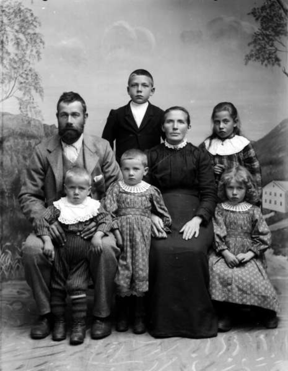 Pro :11.10.1903. Knut Stenhaugen med familie. Gruppebilde, kvinne, mann, jenter, gutt.
