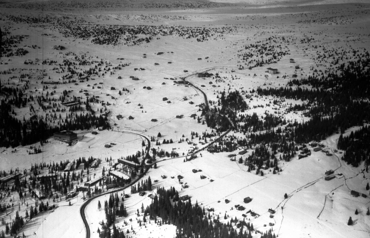 Flyfoto, Nordseter, mot Nevervatn, med militærbrakkene og Lillehammer Høyfjellshotell (Lande) foran til venstre, Nevra Høyfjellshotell opp til høyre, vinter