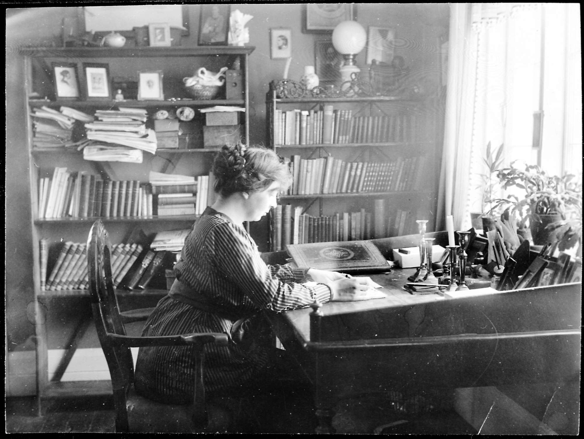 Skrivebord, kvinne, Røssumstua, interiør