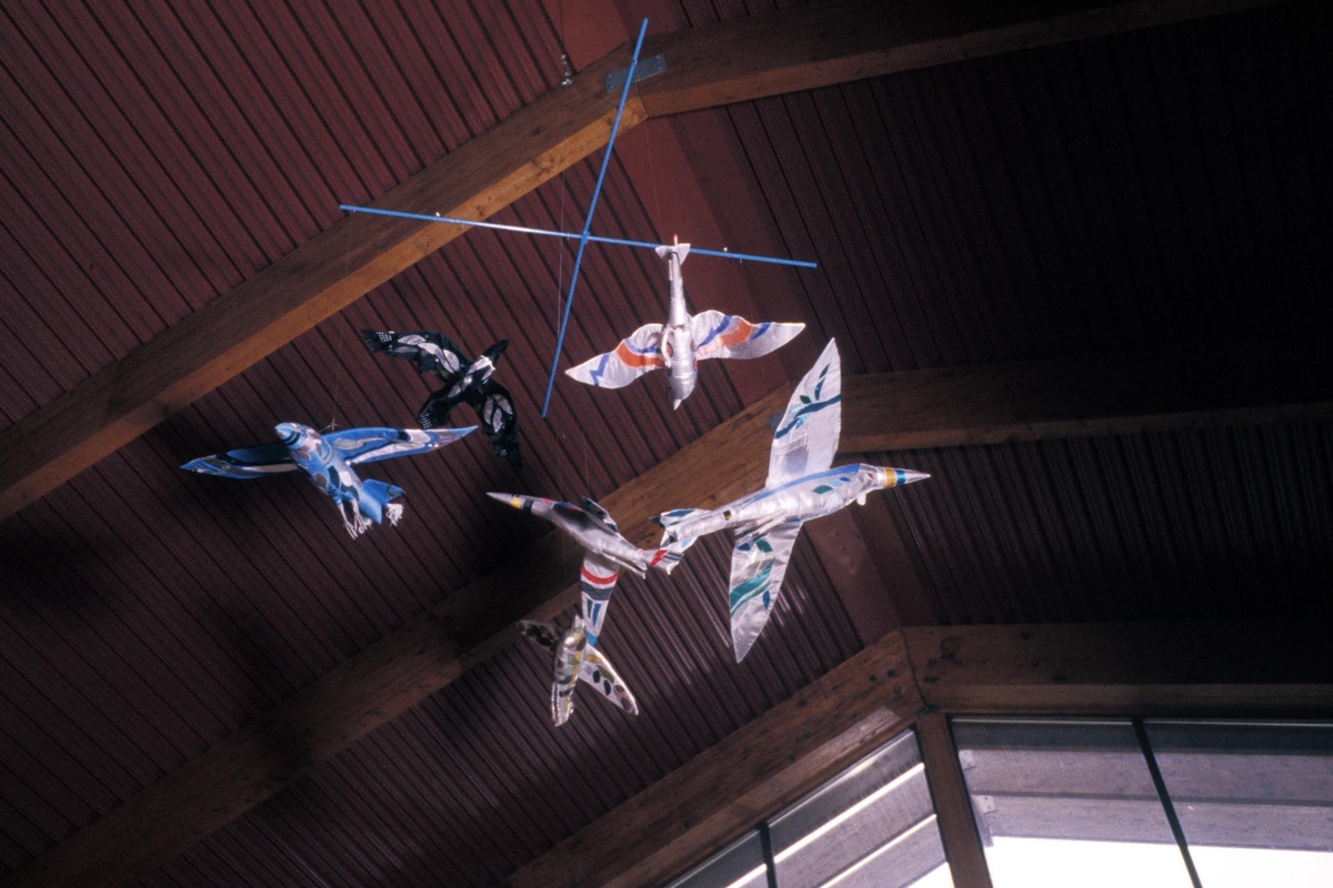 Fuglene er støttet opp med aluminium innvendig. "Flyfugler" er inspirert av gammeldagsefly. Applikasjon i bommull, nylon mm.