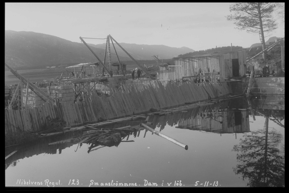 Arendal Fossekompani i begynnelsen av 1900-tallet
CD merket 0446, Bilde: 67
Sted: Småstraumene
Beskrivelse: Tømmerrenne. Bro over Nidelva
