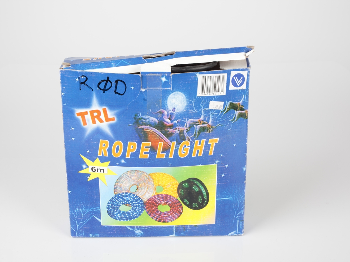 Eske med fotografi av flere lysslanger/ropeligt på forsiden. Esken er blå

Tekst forside: TRL - Ropelight - 6 m

Tekst bakside: TRL - This ropelight could be steady or, flashing, twinkle and chase....osv.