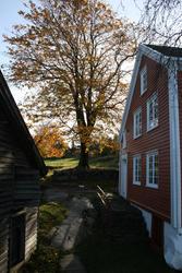Merdøgaard, gårdstun mellom våningshus t.h. og sjøbod t.v. T