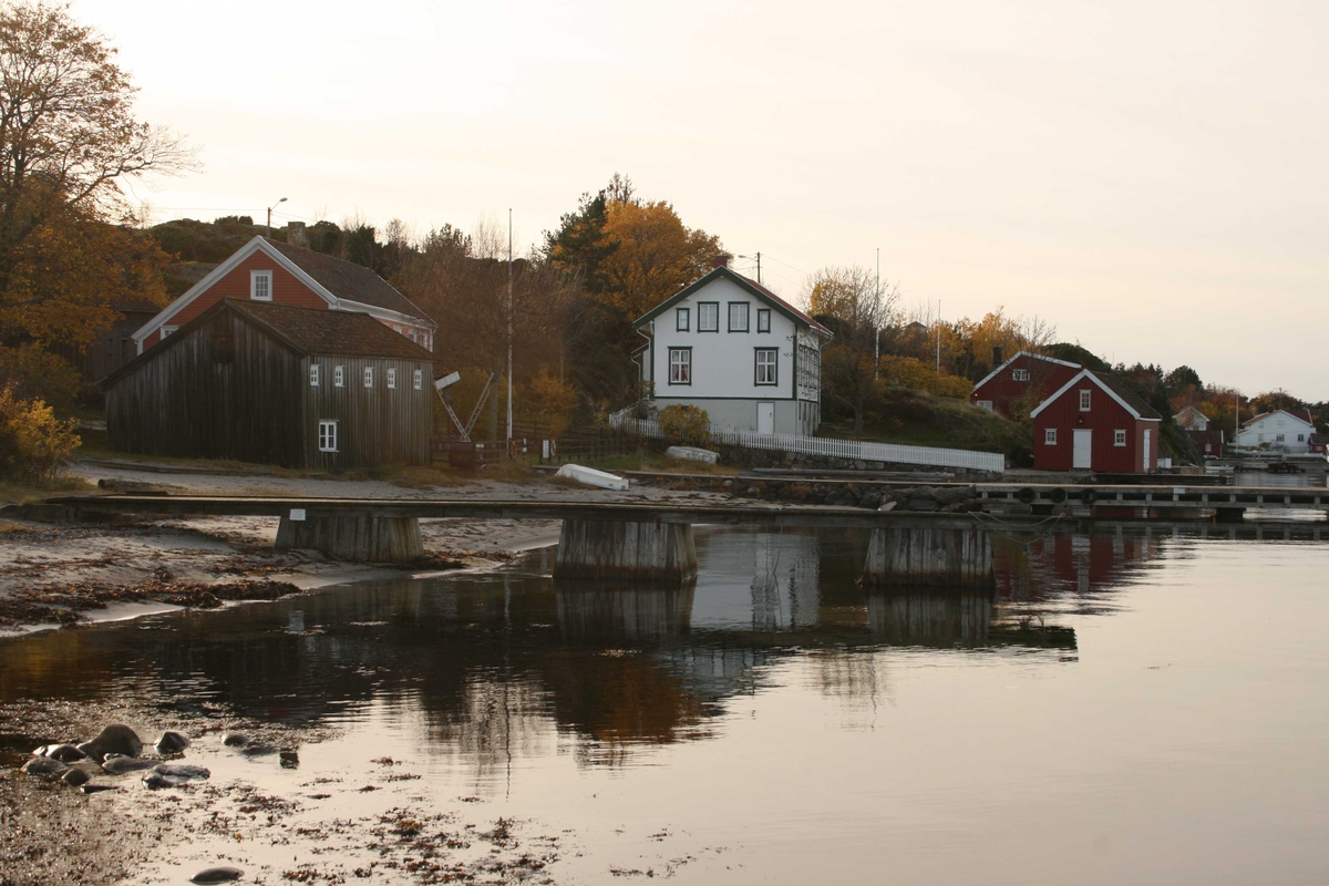 Merdøgaard, gårdstun sett fra NØ. Sjøbodens gavl mot Ø. Brygge og nabohusene på veestsiden. 