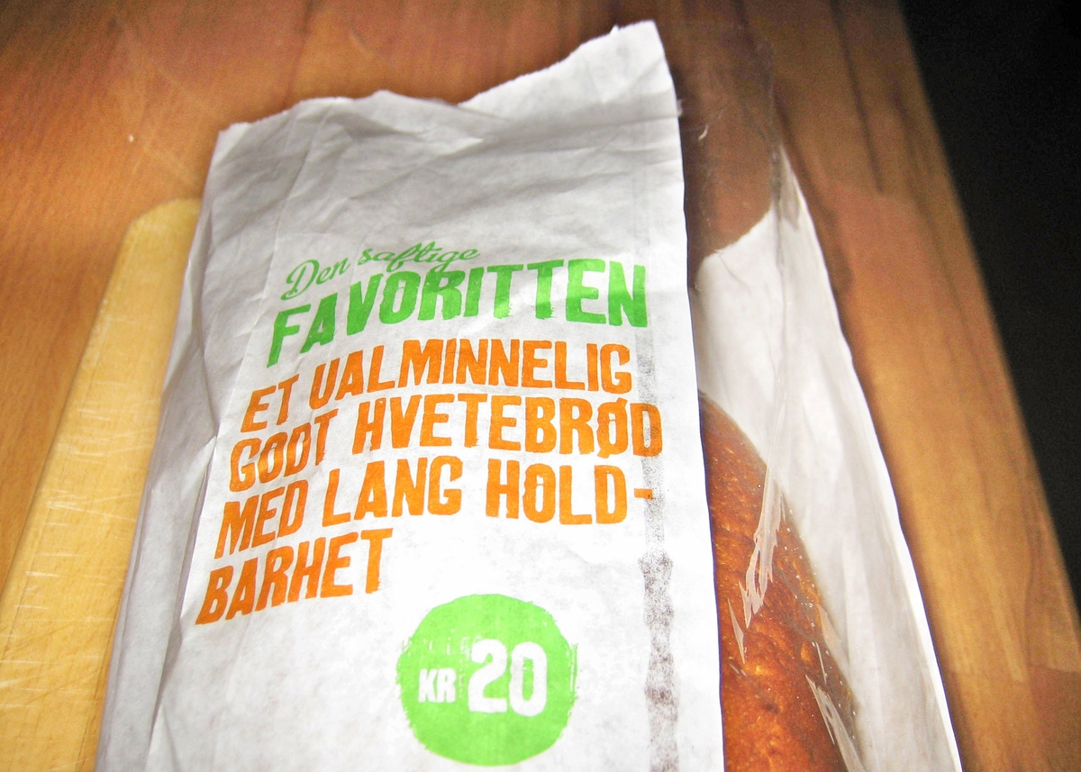 Brødposen har ikke noe motiv. Brødets navn "Den saftige favoritten" står på posens forside.