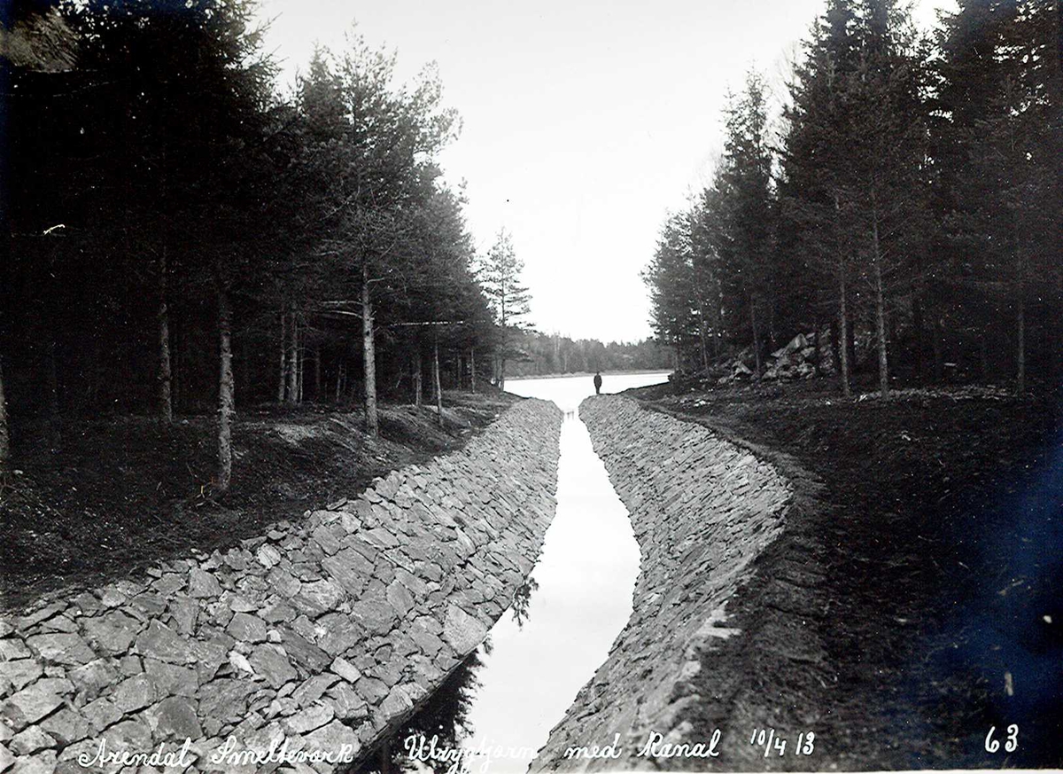 "10/04-1913" Nitriden. Smelteverket. Steinsatt kanal mellom Ulfryggtjern i det fjerne og Stemtjern. Vannkildene til bedriftene.