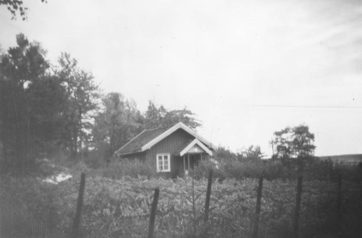 Et lite hus i skogkanten mellom Tømt og Myrbråten.