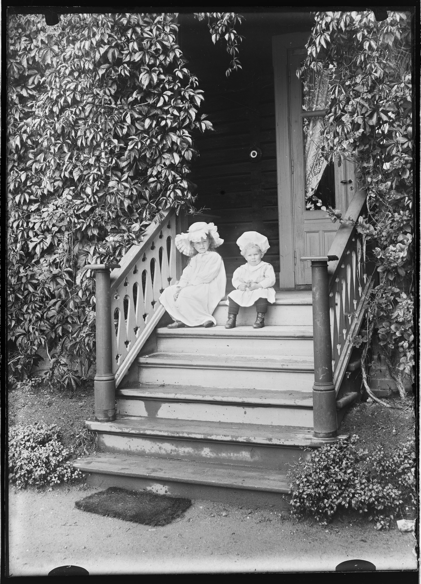 To små barn på trappen.
