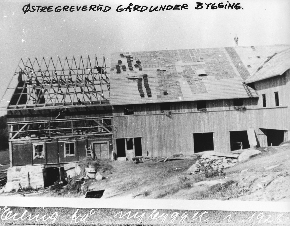 Ombyggingen av låven på Østre Greverud gård sommeren 1928.