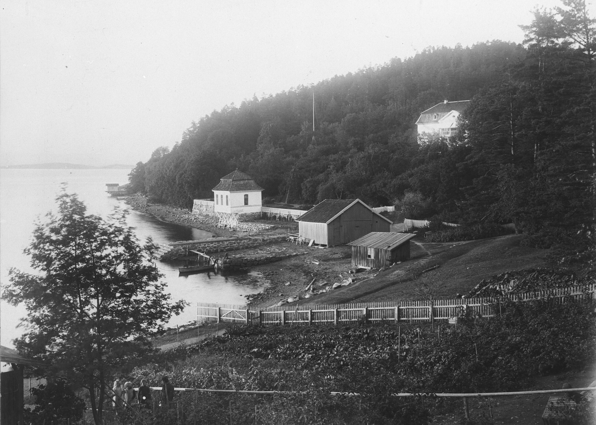 Hvervenbukta med Ljansbruket hovedgård. Hovedbygningen het Stubljan. brant i 1913.