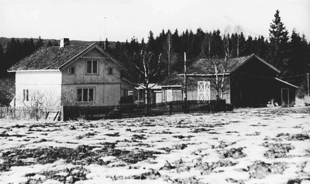 Gårdstun. Bebyggelsen på Løvås. Bolighuset bygget i beg. av 1900-tallet. Låven er nå revet.