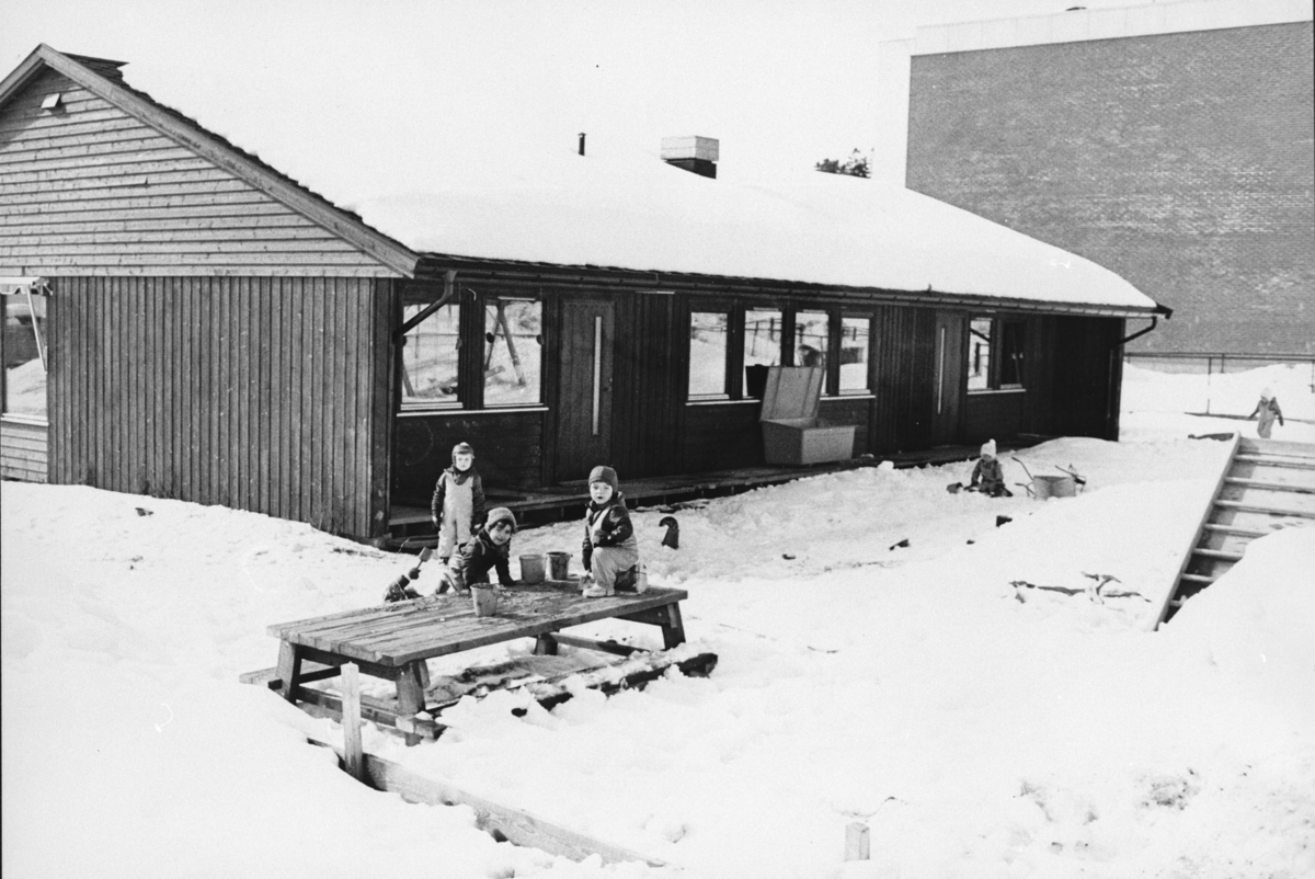 Barn leker utenfor Løkenåsen barnehage.