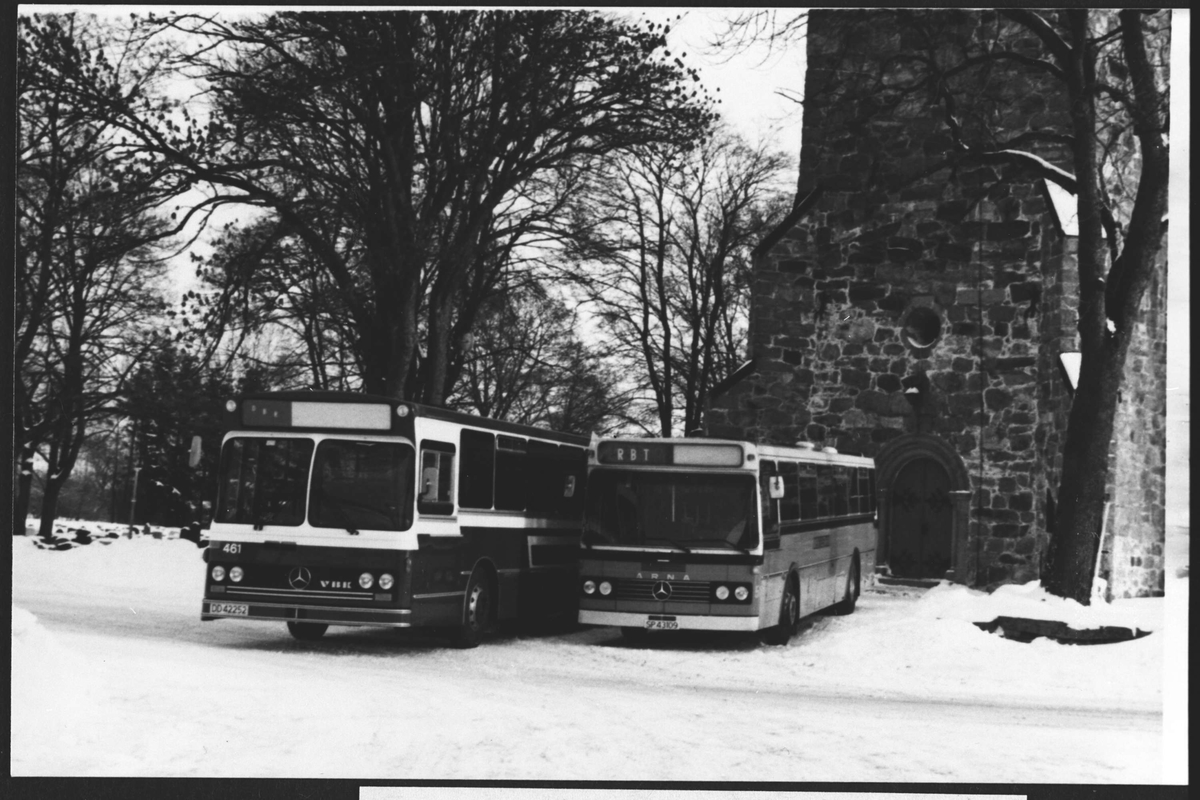 Busser foran Skedsmo kirke