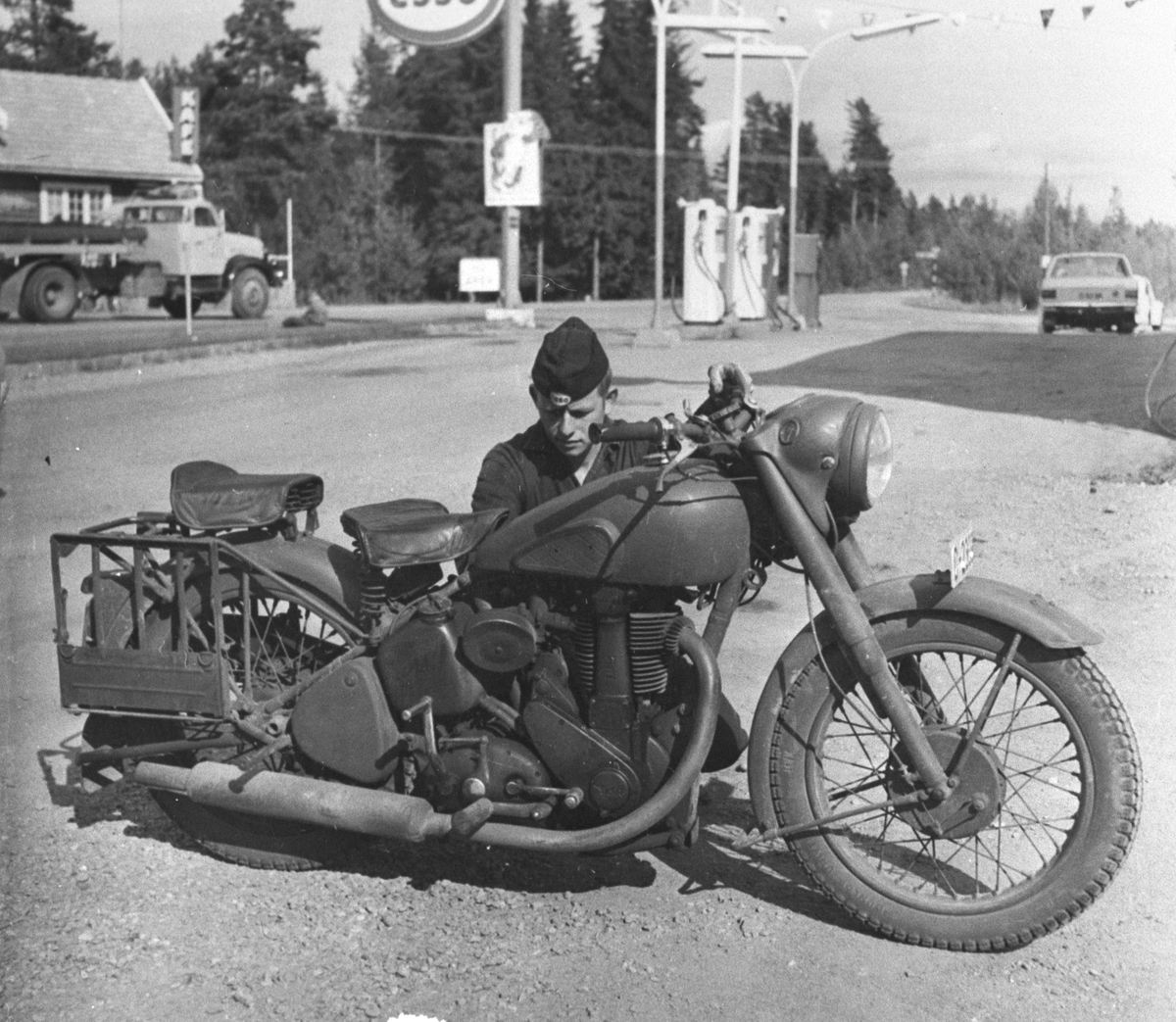 Mann med motorsykkel på bensinstasjon, Herbergåsen, Nes på Romerike.