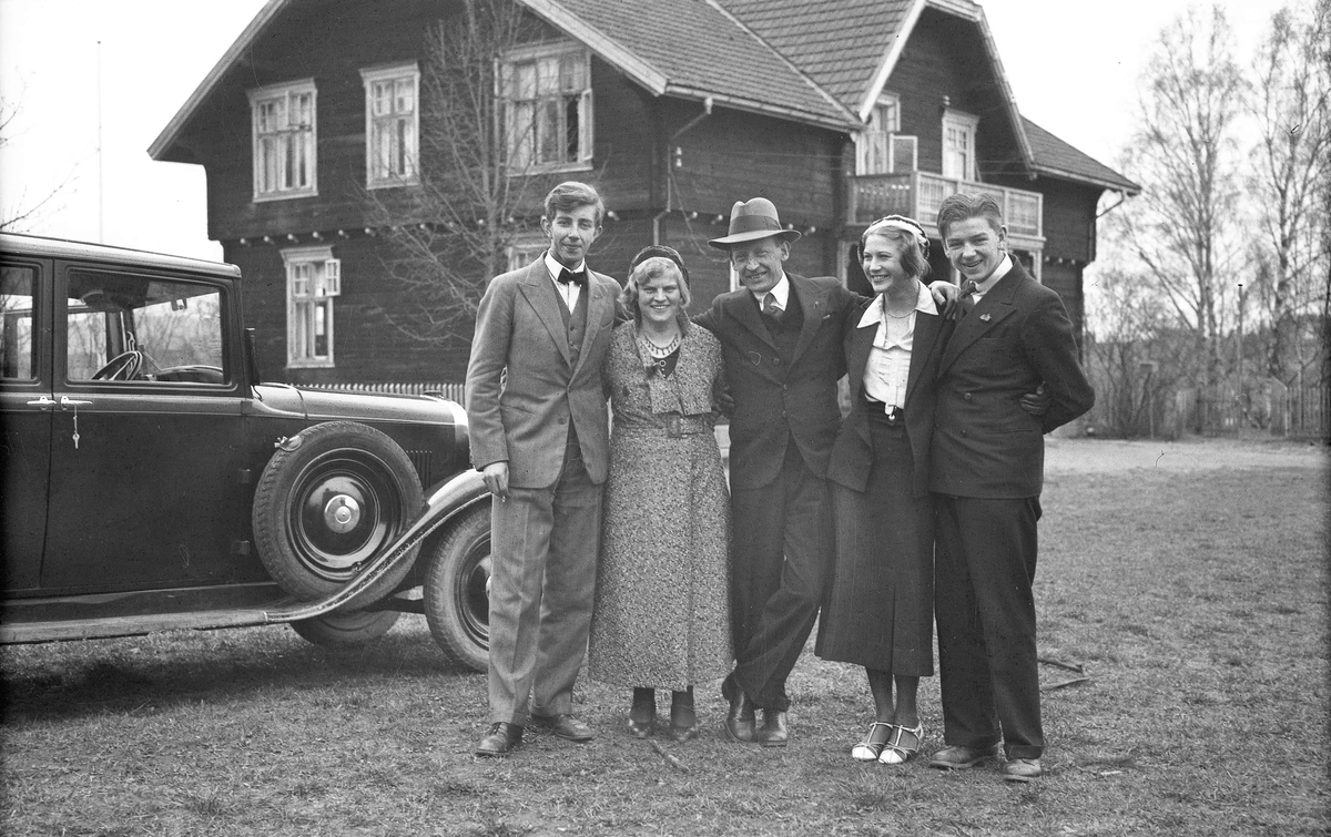 Kvinner og menn med bil fra 30-tallet.