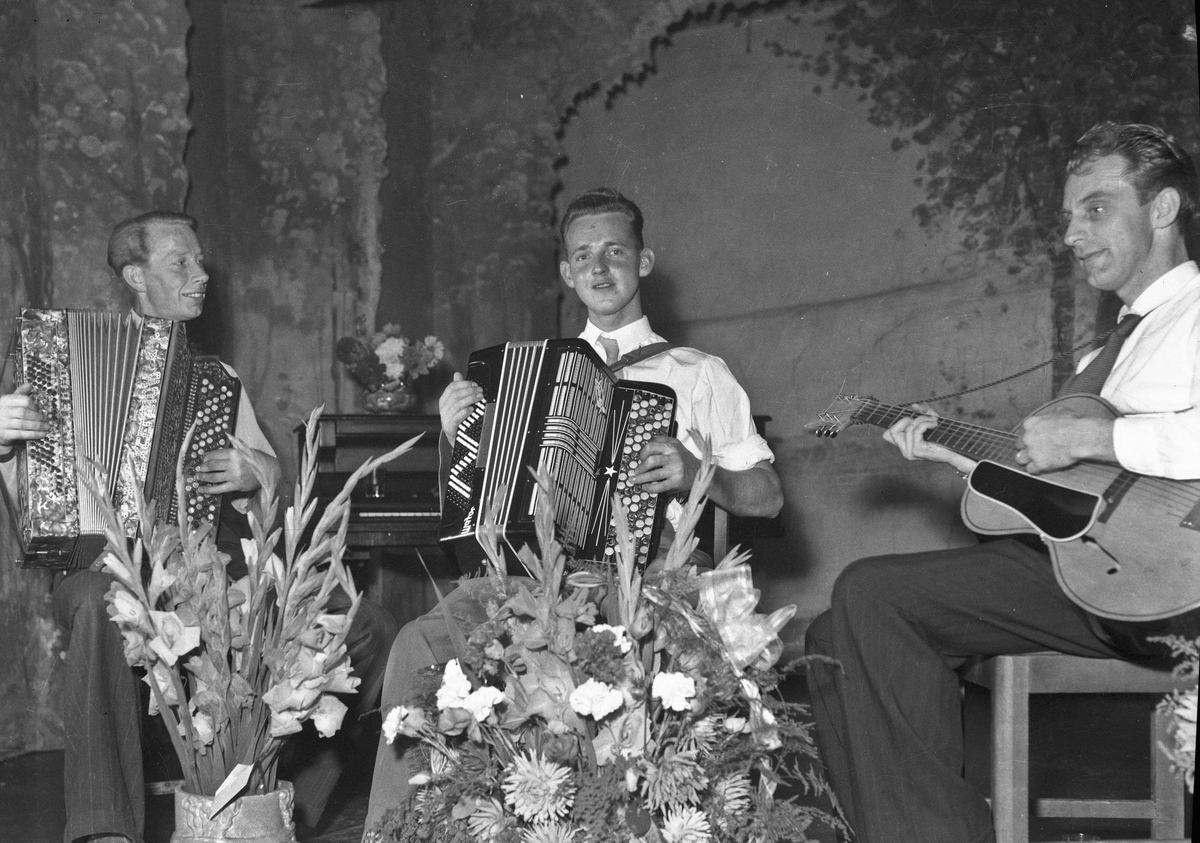 Morterud Trio. 2 trekkspill og en gitar. Fra v.: Finn Morterud, Sverre Kristiansen-Styri og Trygve Furulund.