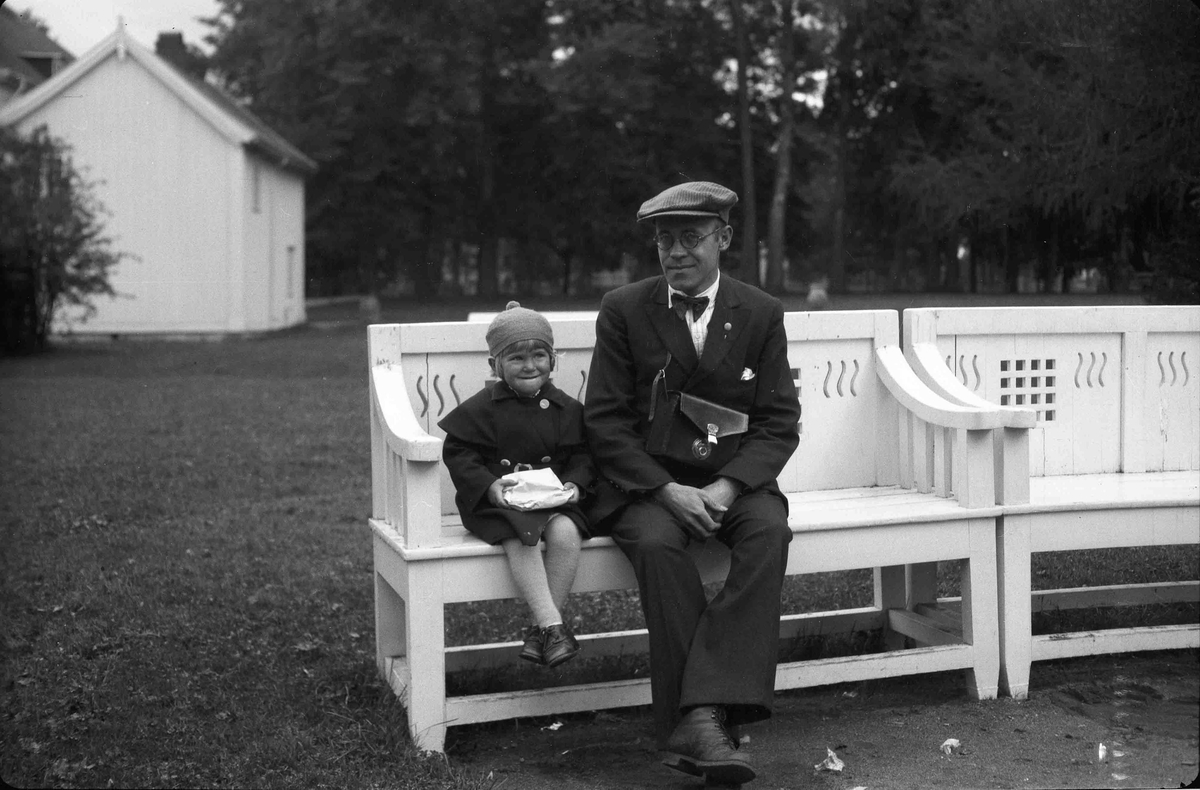 Johan Granly og liten jente på benk