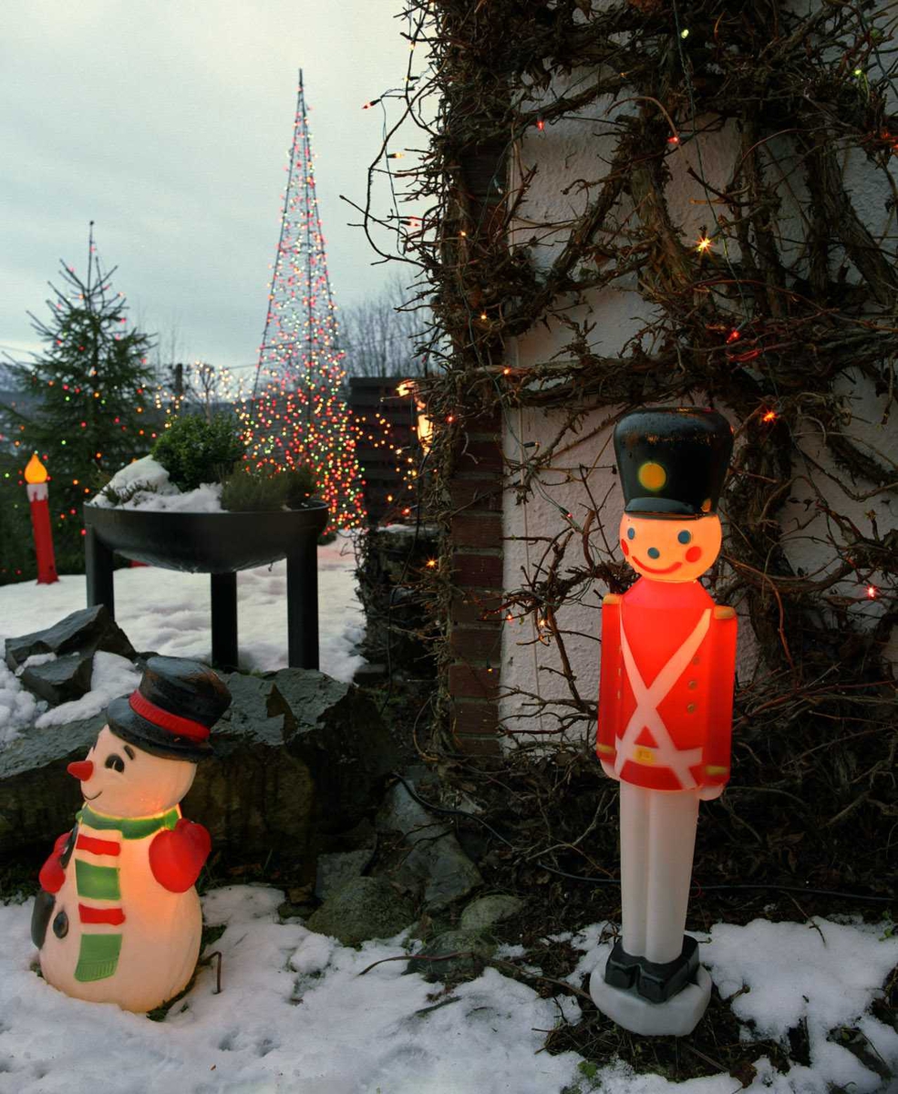 Julebelysning

Fantastisk julebelysning på enebolig. Lysende soldat og snømann. Flerfarget lys i lenke på husvegg og flerfarget lysende pyramide i hagen.