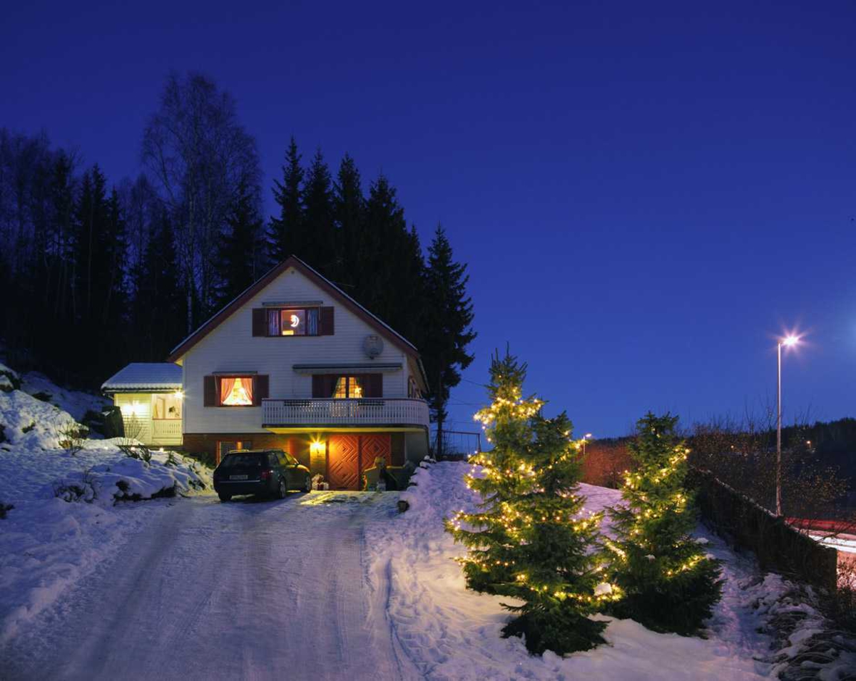 Julebelysning

Hvit julebelysning i lenke på tre graner ved enebolig