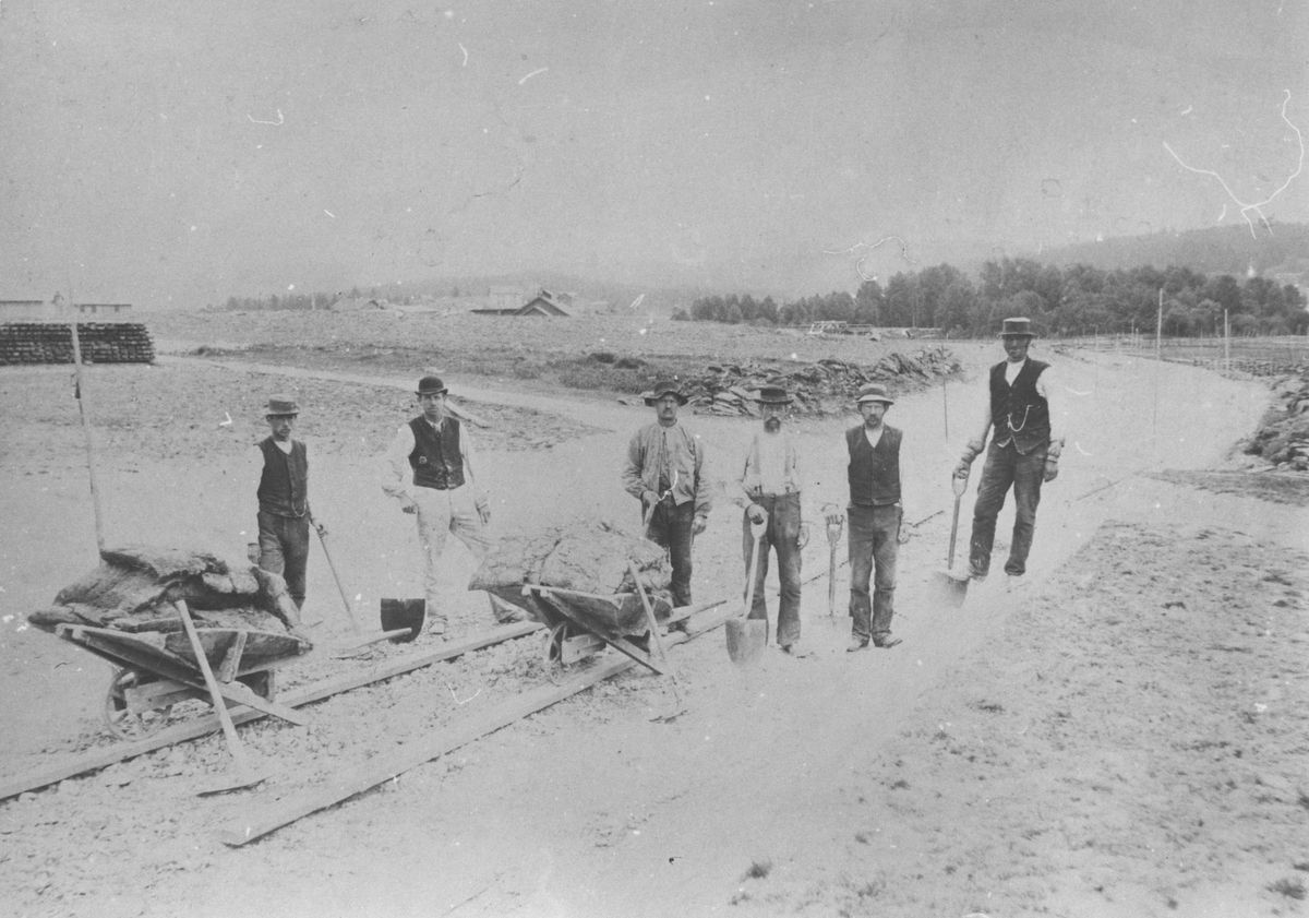 Anleggsarbeid på Hølandsbanen sommeren 1897.