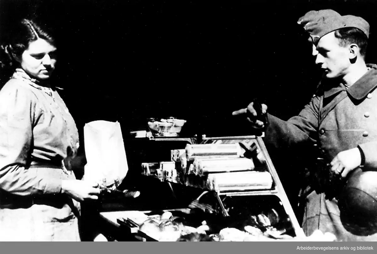 Tyske soldater gjør innkjøp i en bakerforretning,.april 1940