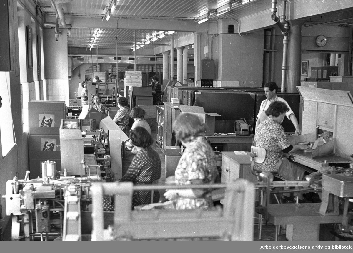 Tobakksarbeidere ved Tiedemanns Fabrikk,.desember 1958.