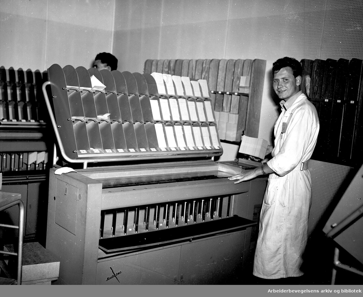 Hullkortavdelingen på skattekontoret,.juli 1955