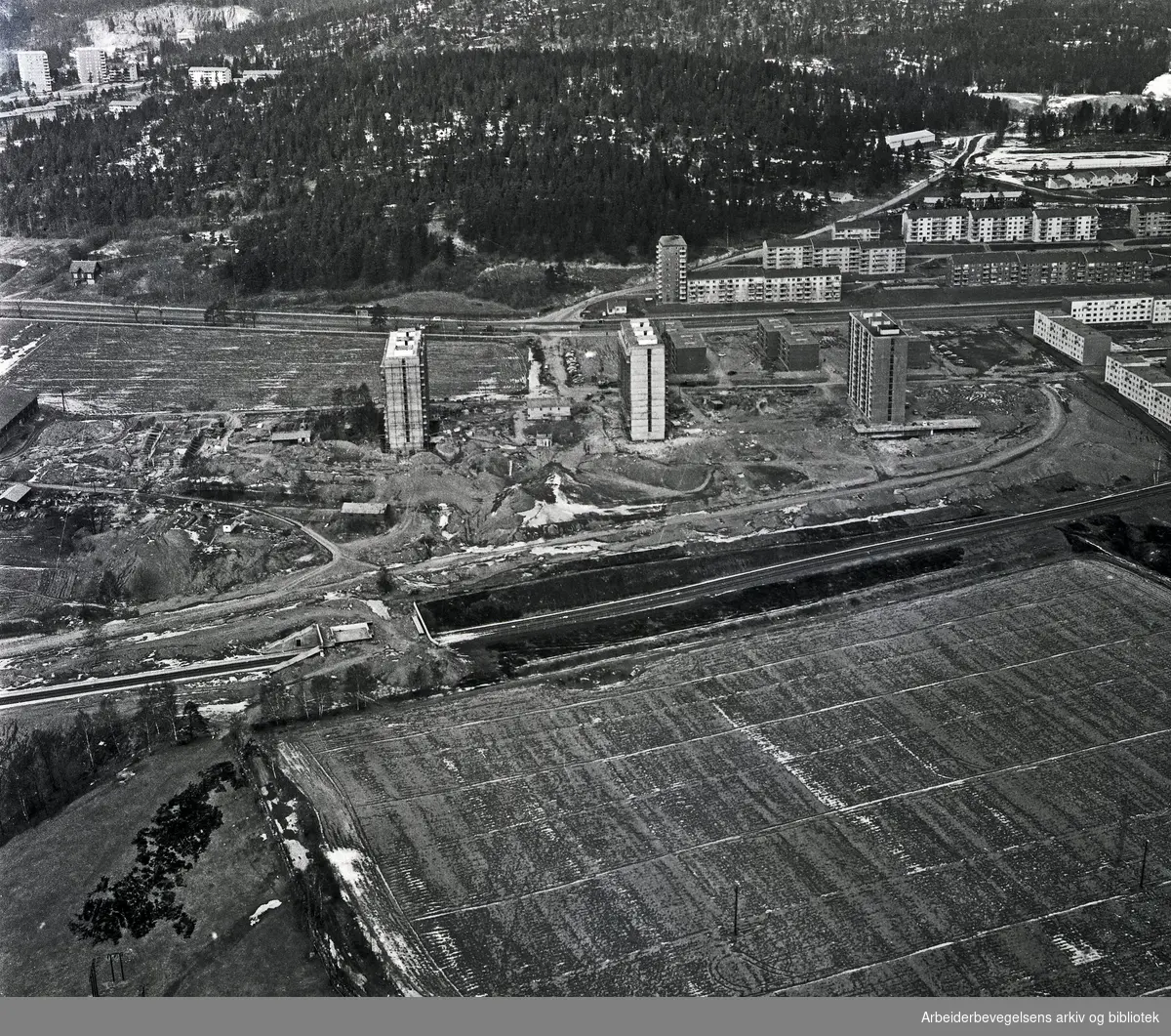 Flyfoto over Linderudsletta,.april 1964
