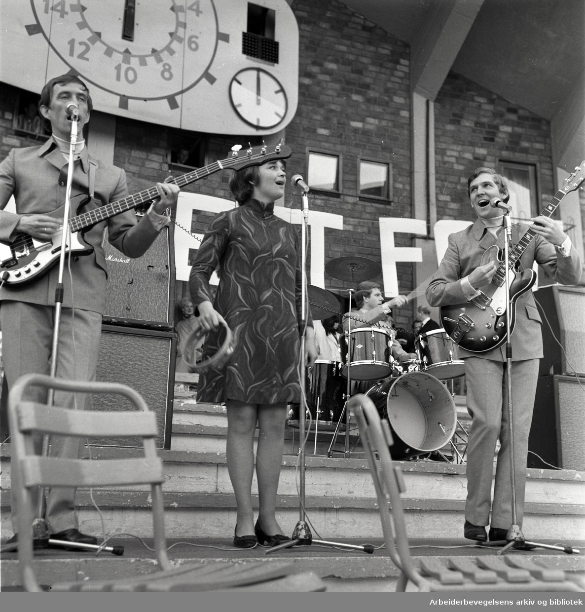 1. mai 1968 i Oslo. Framfylkingens arrangement på Jordal Amfi. "Three Hits", Fra venstre: Leif Strøm, Kari Diesen og Ola Neegaard.