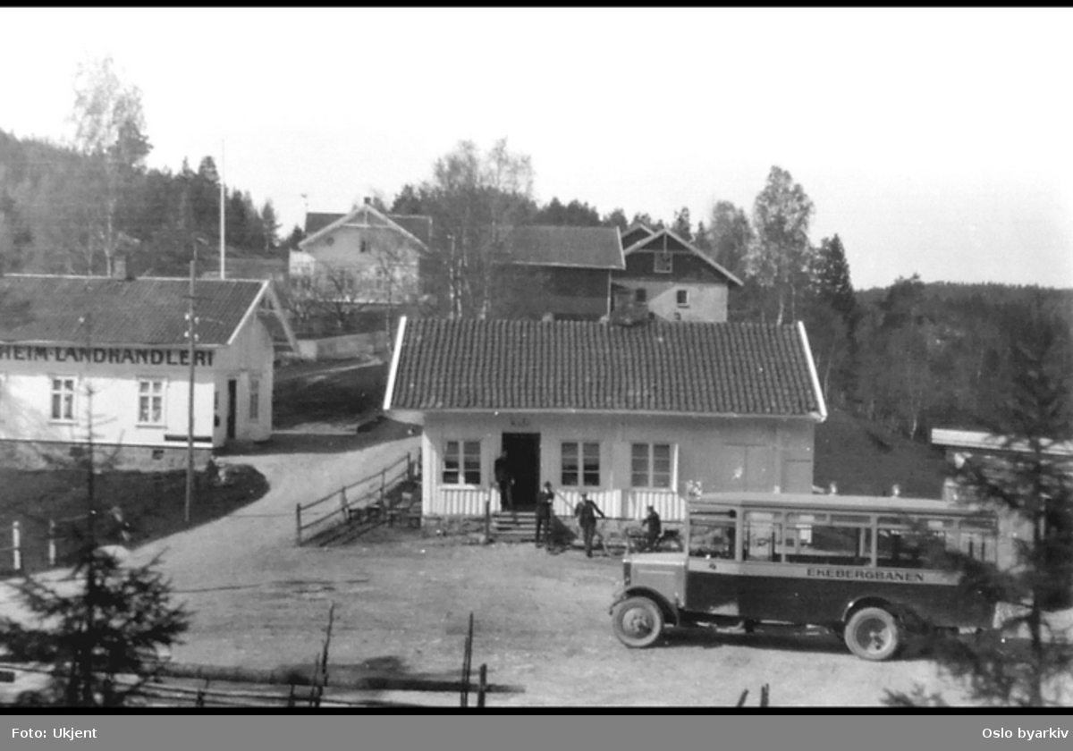 Godheim landhandleri (til venstre) og "Se Op Hvilestue" i Enebakkveien. Endeholdeplass for ruta Sæter- Godheim.