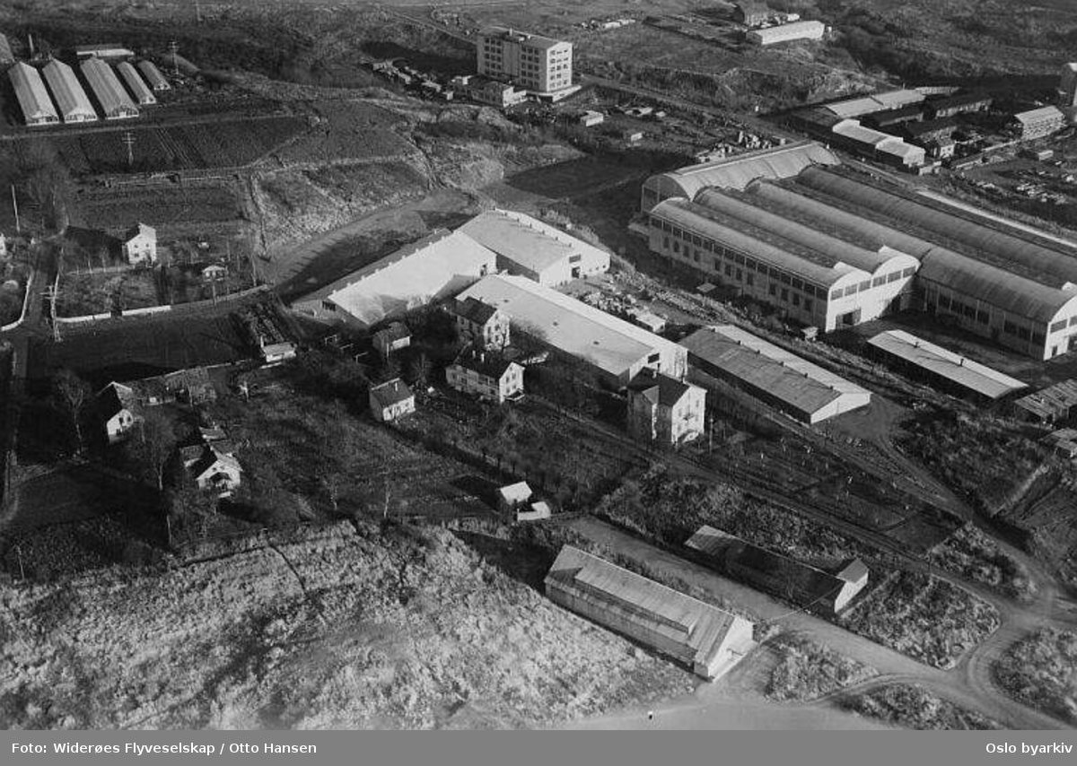 Tiedemanns Tobaksfabrik (tobakksfabrikk) i Johan H. Andresens vei 5 på Hovin. Gartneri? oppe til venstre. (Flyfoto)