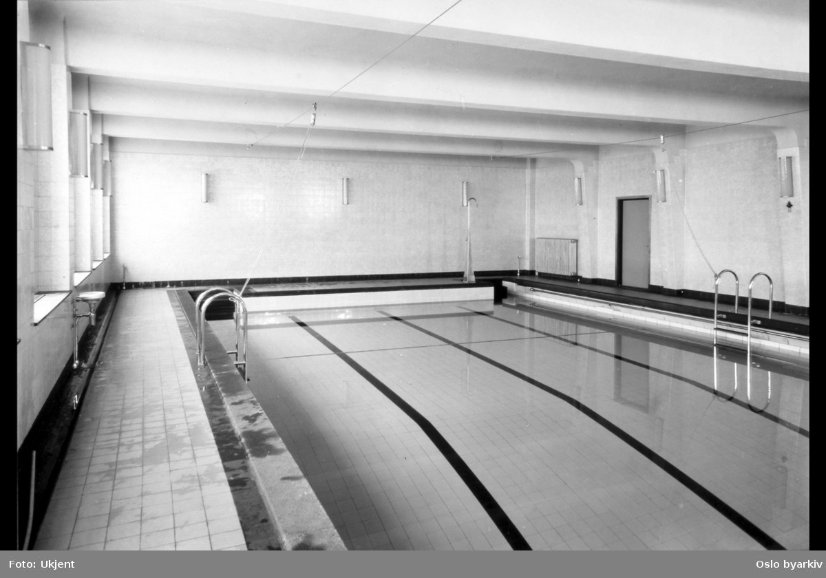 Svømmebasseng, badebasseng, svømmehall. Møllergatens skoles utvidelse, 1933 (albumtittel) (Møllergata skole)