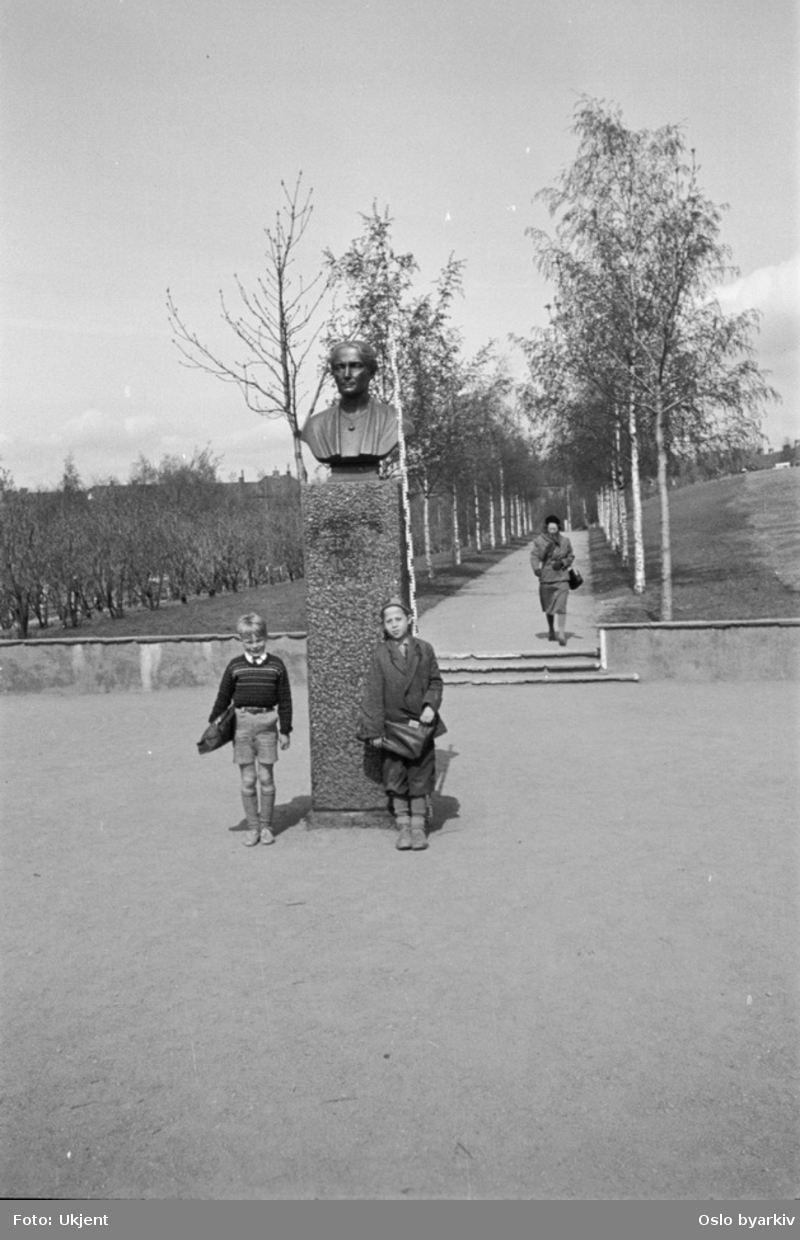 Wilhelm Rasmussens bronsebyste (avduket 1931) av journalist og Parkutvalgets formann Fernanda Nissen. Torshovparken. Alleer. Gangveier.