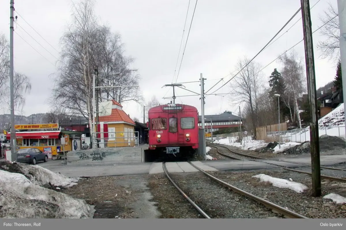 Oslo Sporveier. Kolsåsbanen. T-banevogn 1348, serie T8, på linje 4, her ved avgangsplattformen på endestasjonen. Kebabkiosk, telefonautomat, hvilebu.