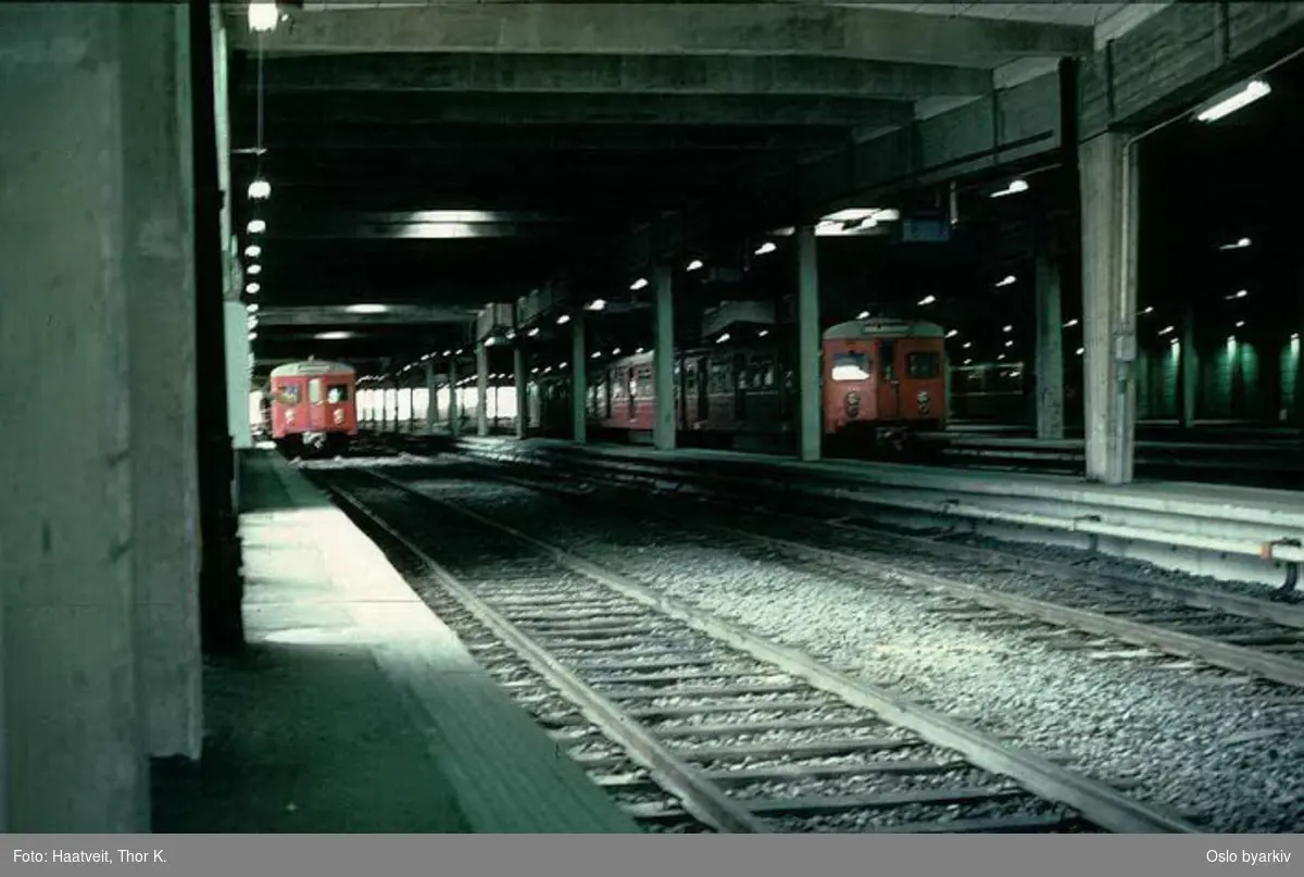 Oslo Sporveier. T1- tog i vognhallen på Ryen. Bildet tatt en gang mellom 1970-1974.