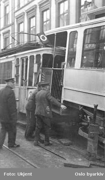 Oslo Sporveier. Kollisjon mellom et tog med to vogner i linje O og et tog med tre vogner i linje 8, Thorvald Meyers gate ved Birkelunden 15. februar 1935.