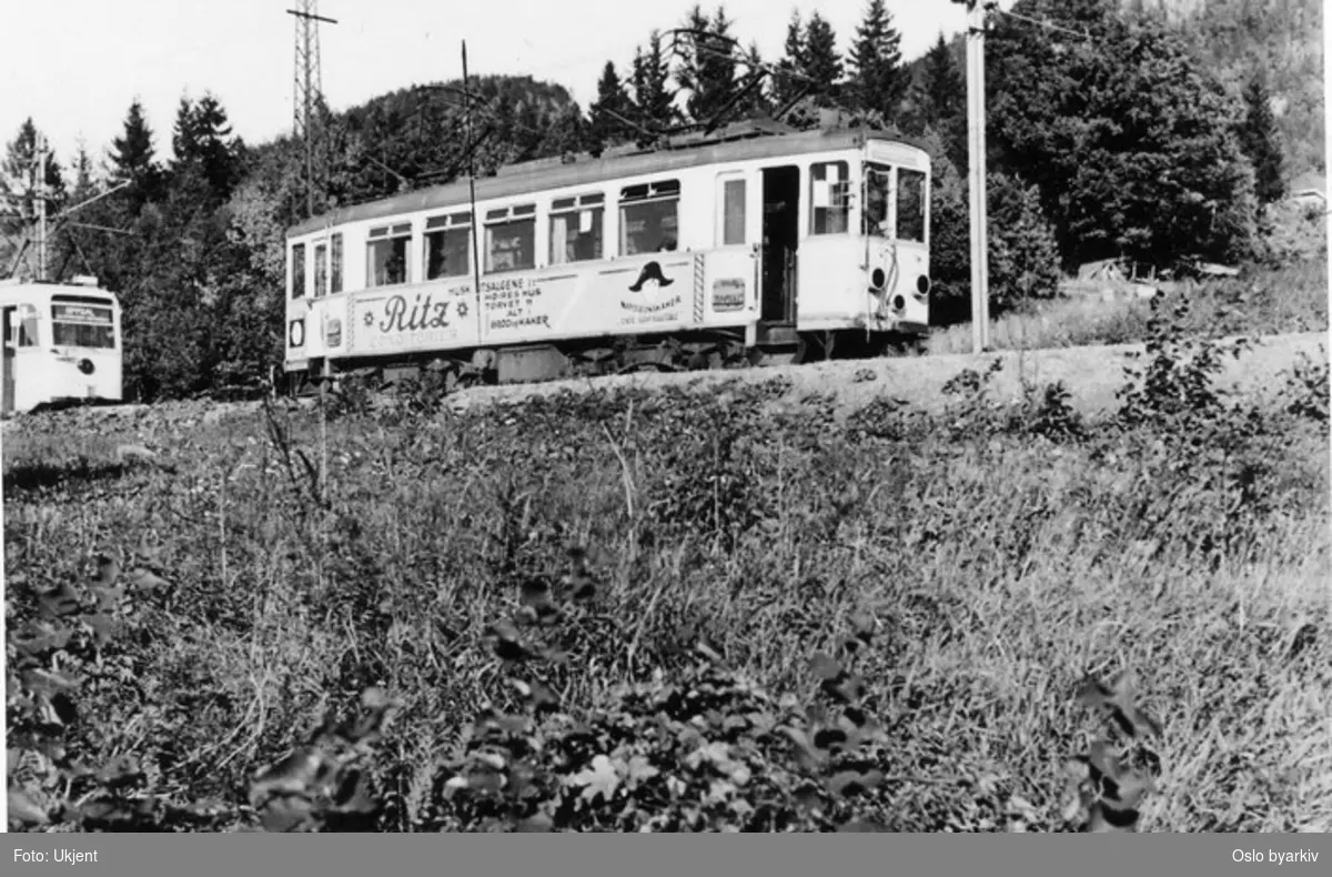 Oslo Sporveier. Forstadstrikk på Lilleaker-Østensjøbanen (Kolsås-Oppsal), motorvogn type A og motorvogn 198 type Gullfisk B1(B-vogn) bak. Gullfisktrikker ble satt inn på linjen fra 1939, de støyet mindre enn de tunge A-vognene.