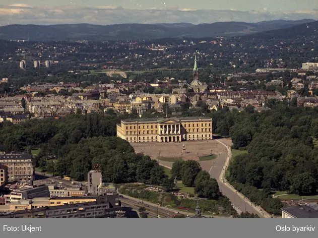 Oslo sentrum, Det kongelige slott, Slottsplassen, Slottsparken, Abelhaugen, Nisseberget, Karl Johans gate, Drammensveien (nåværende Henrik Ibsens gate). (Flyfoto)