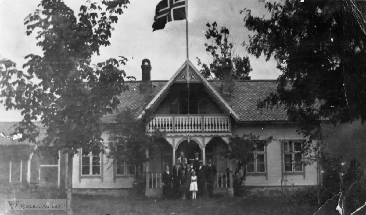Gruppebilde: Slektninger hjemme på Rød fra Oslo, Kr.sund N, USA og Bergen sommeren 1933. Bildet er tatt utenfor bolighuset på Kvernbergsbrekka på Rød