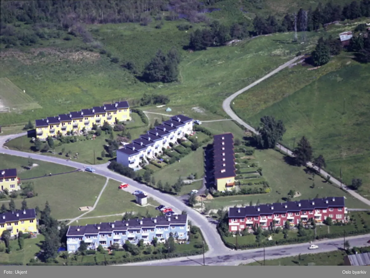 Rekkehus i Langerudsvingen. Enebakkveien i front, Bogerudmyra i bakgrunnen. (Flyfoto)