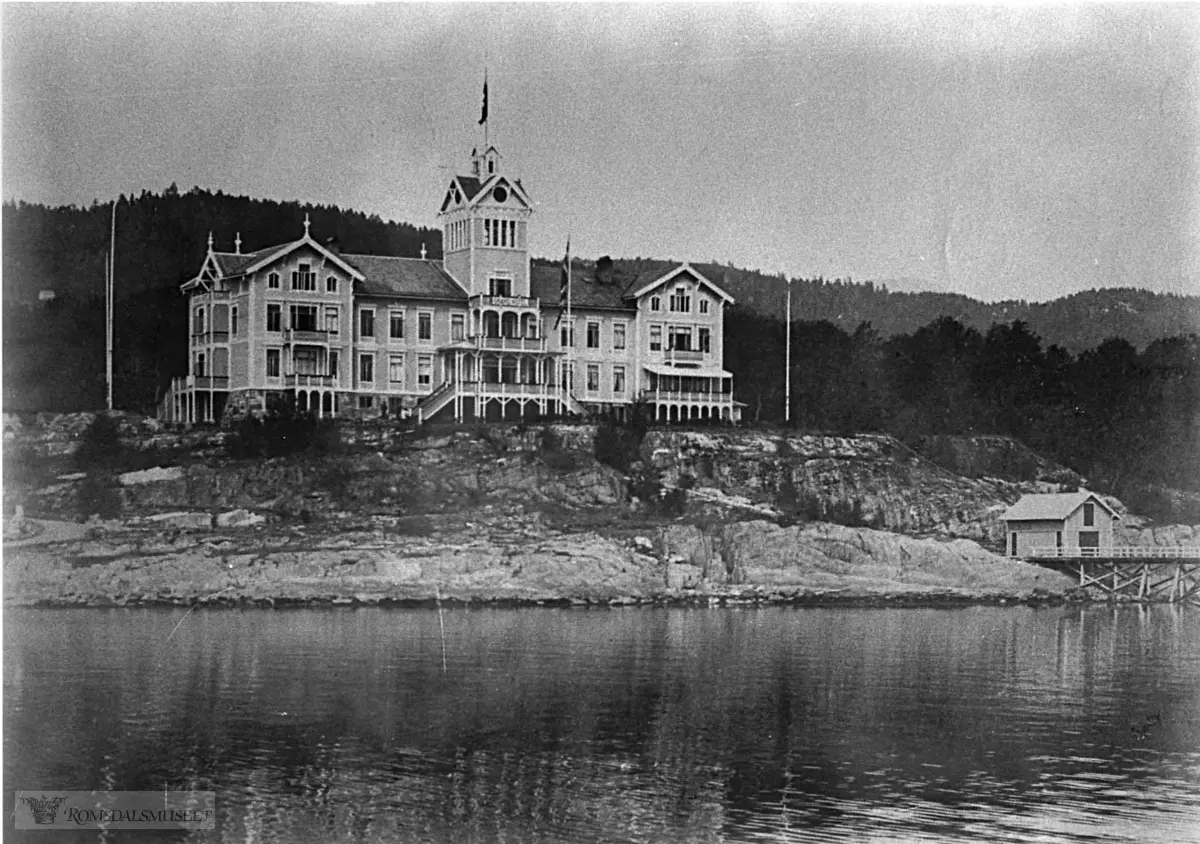 Grand Hotell m brygge., Hotellet stod på Grandvegen vest for Moldegård. .Det eksisterte i åra 1885-1919.