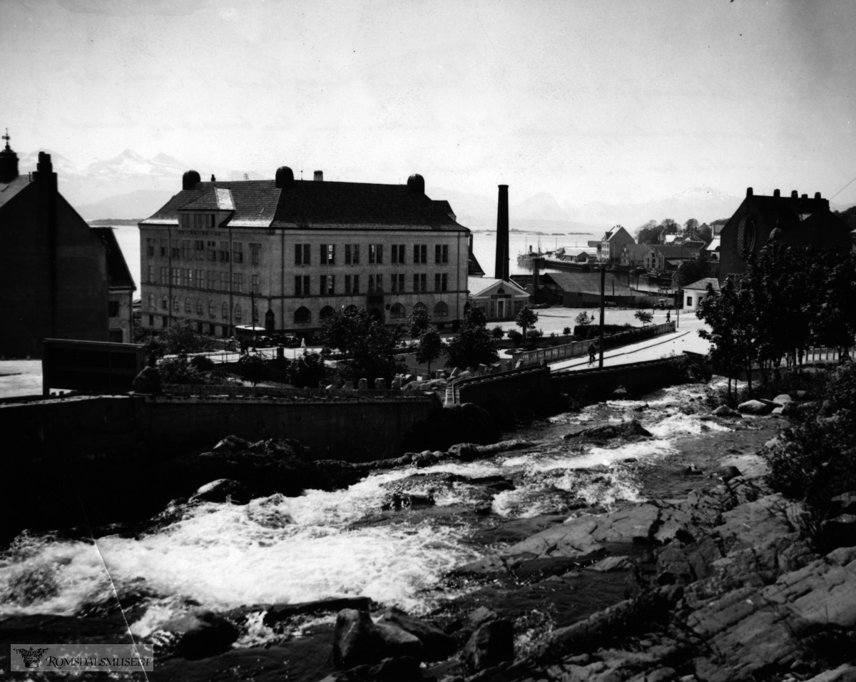 Gotfred Lies plass med konfeksjonsfabrikkken og elva..Storkaia ses i bakgrunnen.