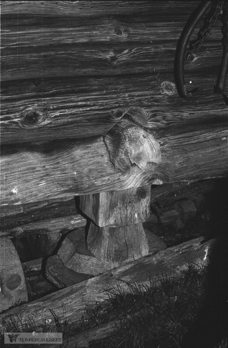 Stabbur, Vik i Innfjorden. Stabburet er trulig bygd av ei gammel stue, trudde Erling Vik. Tømret viste. Det er no berre bruka til lager, og eigaren, Magne Vik, har tenkt å rive det. To veggar er i dårlig forfatning (1980)