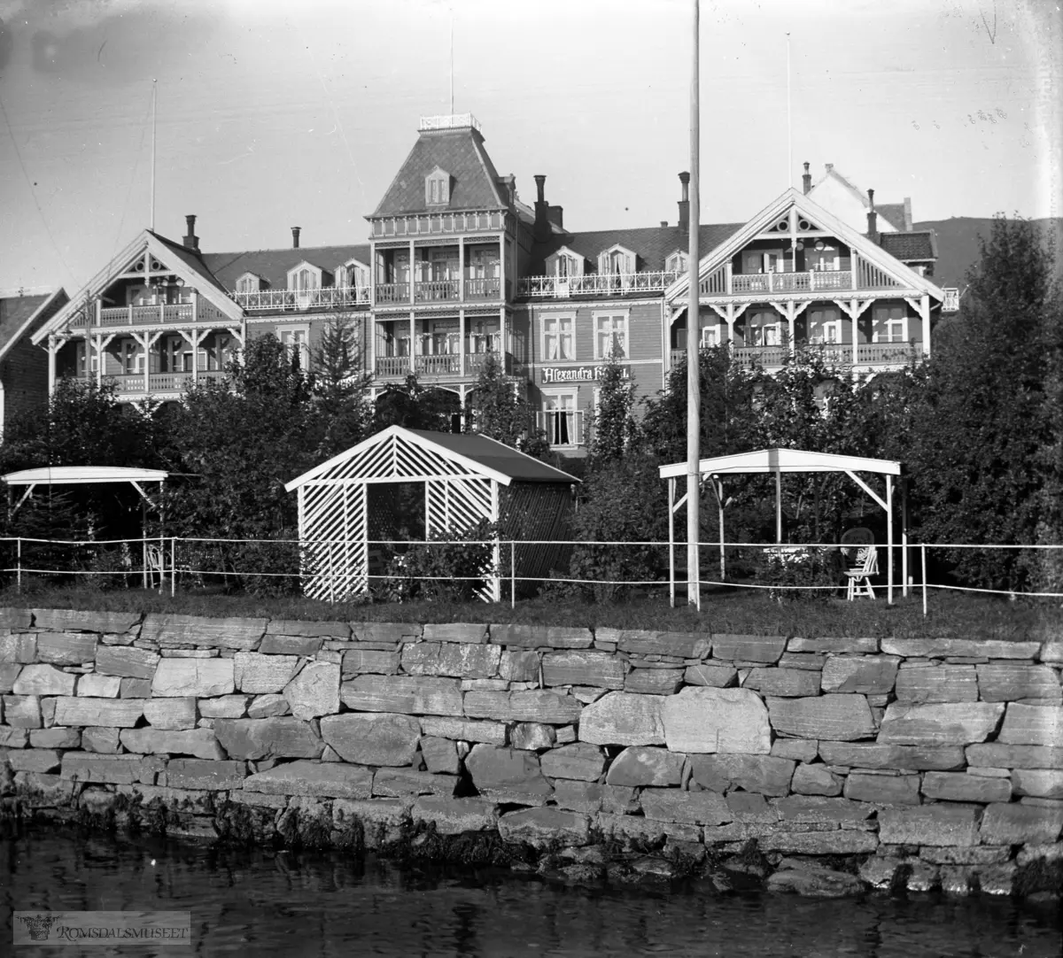 Alexandra Hotel sett fra fjorden.