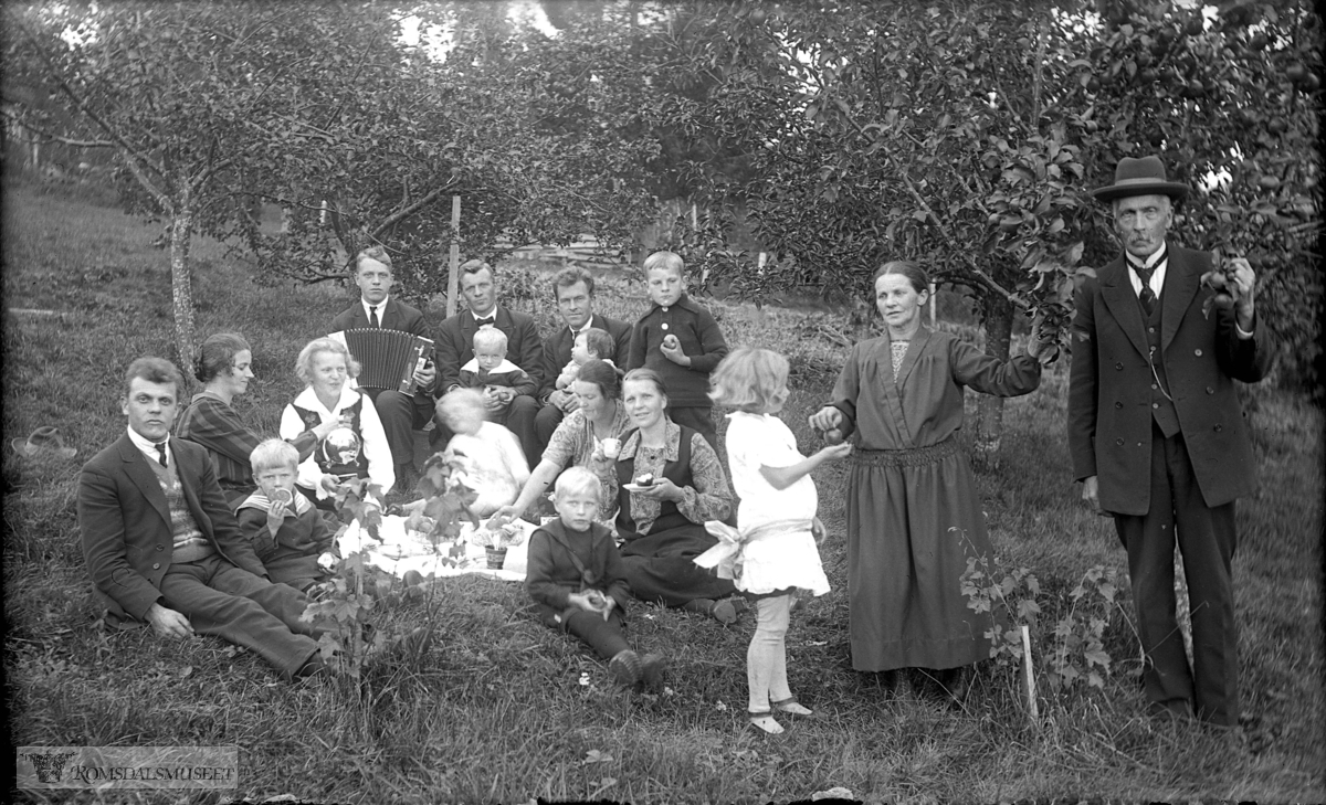 Øverhagen Groven. .Sofie og Johan Aarseth med barn og barnebarn .(Røsberg: Familiebilde fra Aarseths hage.)
