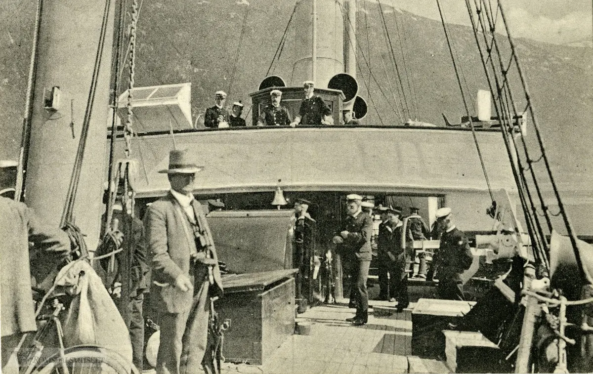 Fra Kroningsreisen i 1906..Kongen på komandobroen ombord i Heimdal.