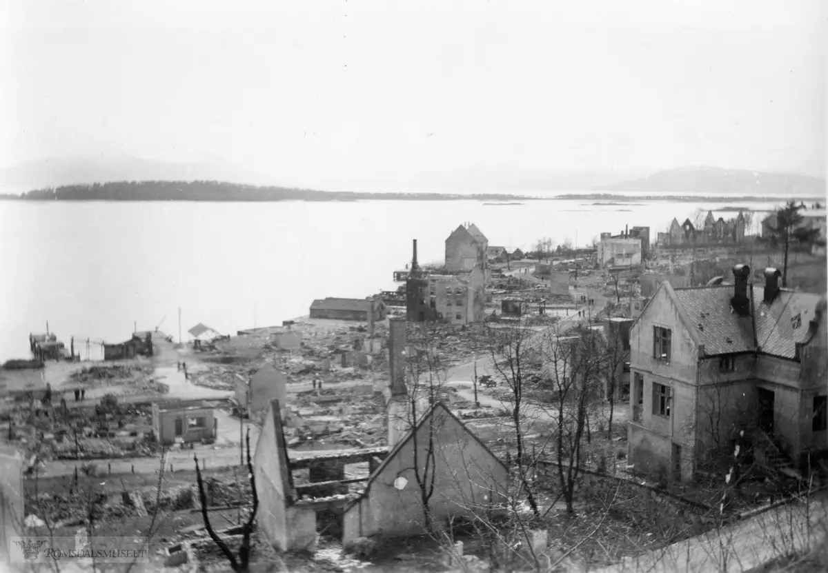 "Molde nogle dage efter krigsbranden mandag 29.04.1940".