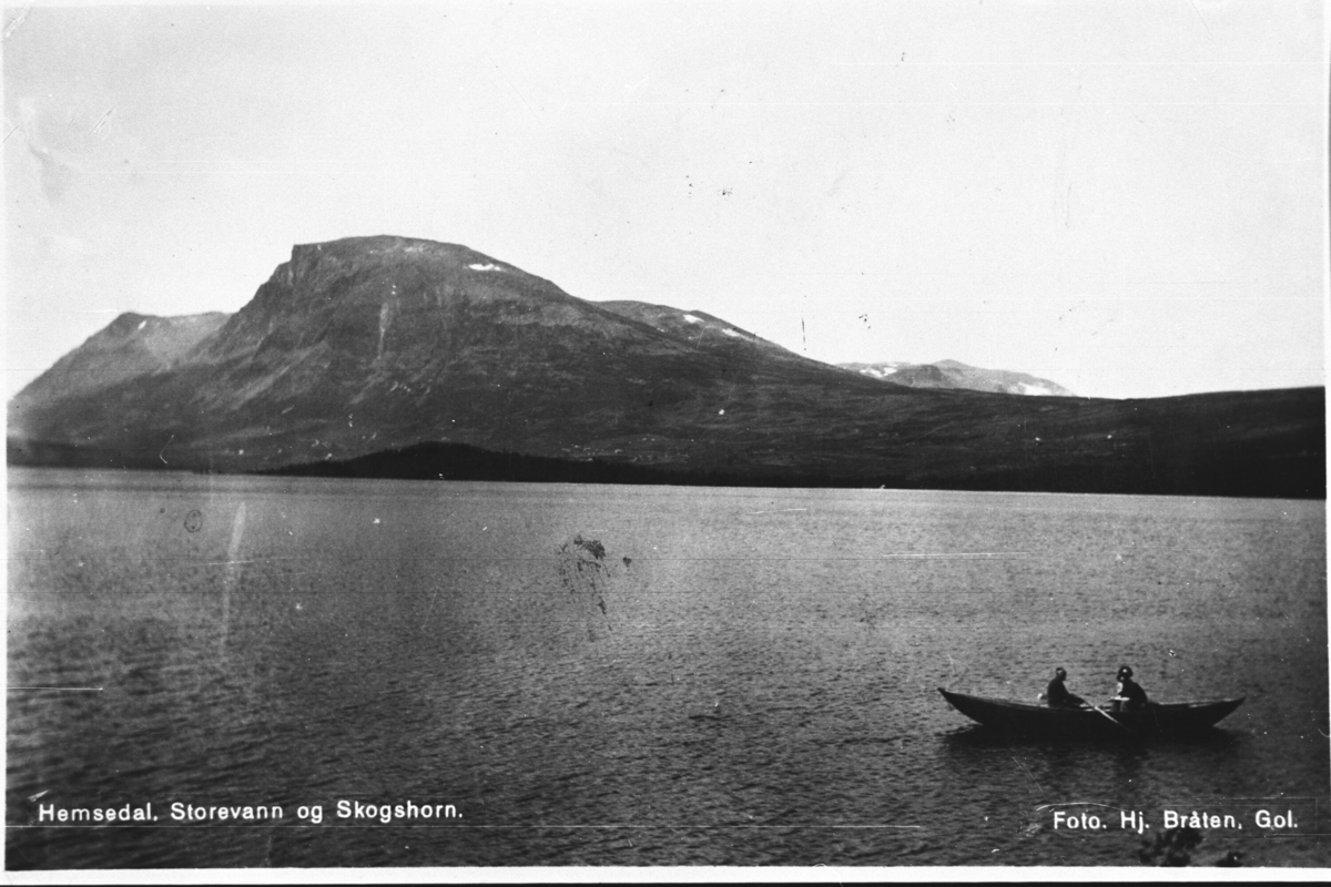 Landskap med robåt. Storevatn og Skogshorn i Hemsedal.