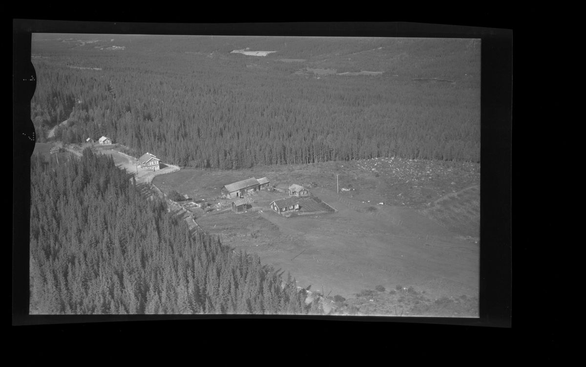 Flyfoto av Brennhovd Synste og Grønlio Skule.
Låve ,stabbur,hallingstugu,skulehus.