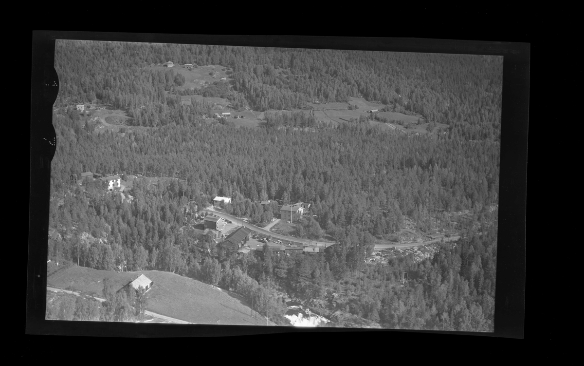 Flyfoto av Bjerkelund, Aasly, Mauru, Lokreim og Lindstad.
Verkstedbrakke til Vegvesenet.